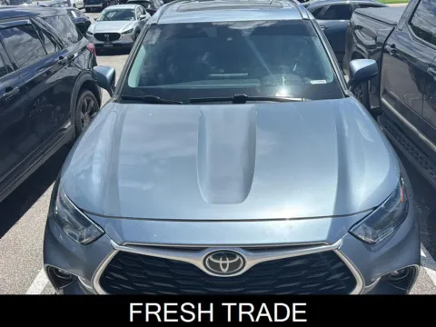 Gray 2021 Toyota Highlander XLE for sale in Knoxville, TN