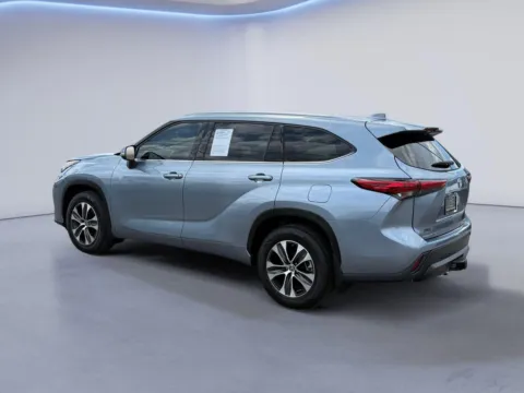 More photos of 2021 Toyota Highlander XLE at Mazda of Knoxville, TN