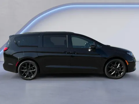 Photos of 2025 Chrysler Pacifica Limited for sale in Alcoa, TN at Twin City Buick GMC