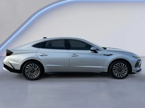 Photos of 2024 Hyundai Sonata Hybrid SEL for sale in Alcoa, TN at Twin City Hyundai
