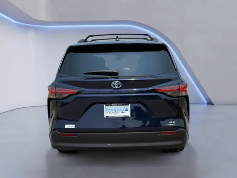 More photos of 2021 Toyota Sienna XLE at Twin City Hyundai, TN