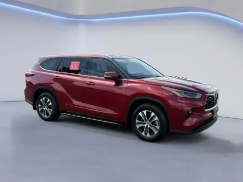 Red 2022 Toyota Highlander XLE for sale in Alcoa, TN