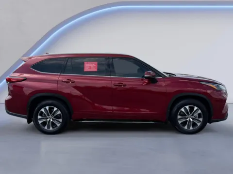 Photos of 2022 Toyota Highlander XLE for sale in Alcoa, TN at Twin City Nissan