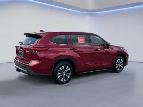 Another view of 2022 Toyota Highlander XLE for sale in Alcoa, TN at Twin City Nissan