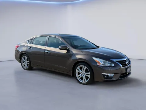 Brown 2013 Nissan Altima 3.5 SV for sale in Alcoa, TN