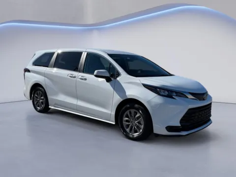 White 2024 Toyota Sienna LE for sale in Alcoa, TN