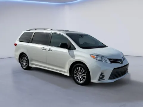 White 2018 Toyota Sienna XLE 8-Passenger for sale in Alcoa, TN