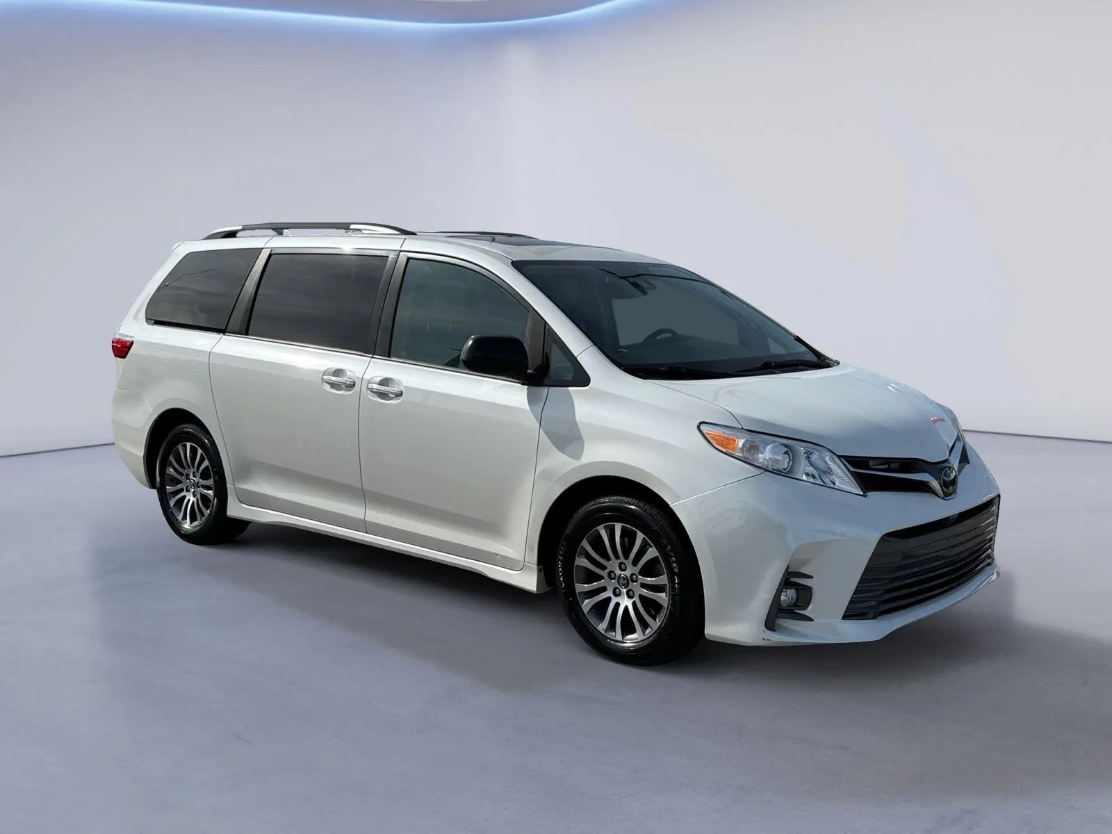 White 2018 Toyota Sienna XLE 8-Passenger for sale in Alcoa, TN