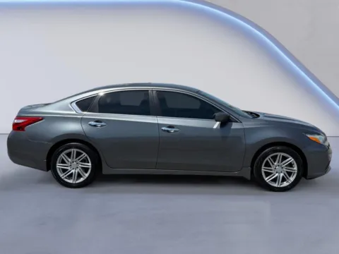 Photos of 2016 Nissan Altima 2.5 S for sale in Alcoa, TN at Twin City Auto Center