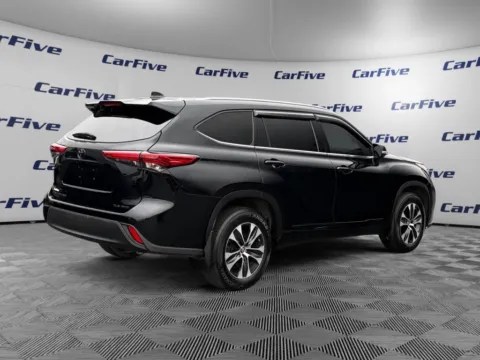More photos of 2020 Toyota Highlander XLE at CarFive Hooksett, NH, NH