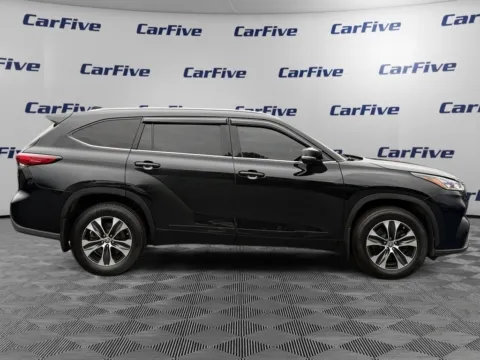 More photos of 2020 Toyota Highlander XLE at CarFive Hooksett, NH, NH