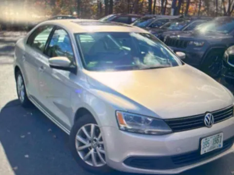 Photos of 2011 Volkswagen Jetta 2.5L SE for sale in Hooksett, NH at CarFive Hooksett, NH