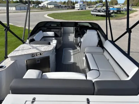 More photos of 2025 Avalon Catalina Platinum Elite Windshield 2585 at Dry Harbour Marine, MI