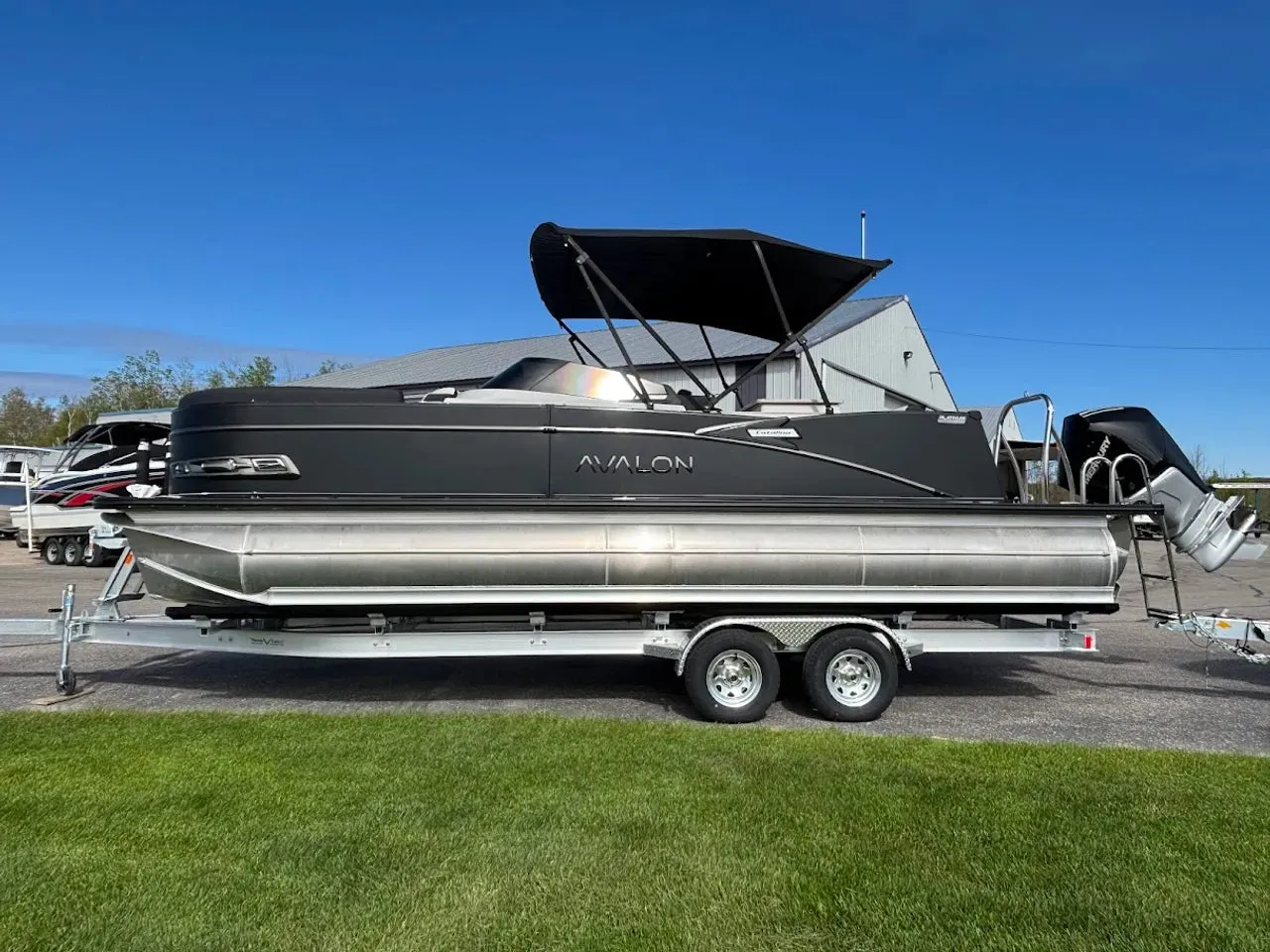 2025 Avalon Catalina Platinum Elite Windshield 2585 for sale in Charlevoix, MI