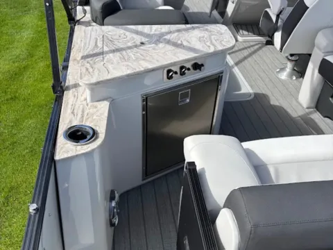 More photos of 2025 Avalon Catalina Platinum Elite Windshield 2585 at Dry Harbour Marine, MI