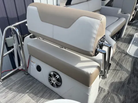 More photos of 2025 Avalon Catalina Platinum Quad Lounge Shift Windshield 2585 at Dry Harbour Marine, MI