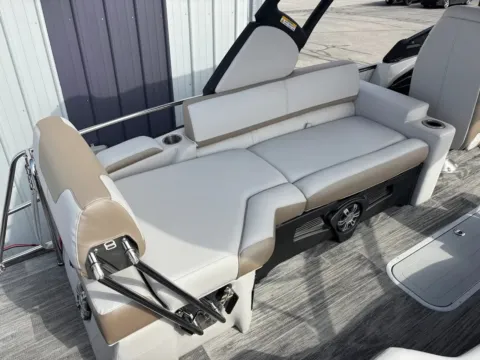 More photos of 2025 Avalon Catalina Platinum Quad Lounge Shift Windshield 2585 at Dry Harbour Marine, MI