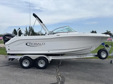 More photos of 2026 Robalo R207 Dual Console at Dry Harbour Marine, MI