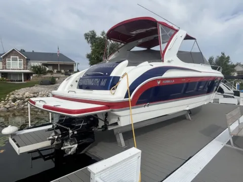 Photos of 2004 Formula 370 Super Sport for sale in Charlevoix, MI at Dry Harbour Marine