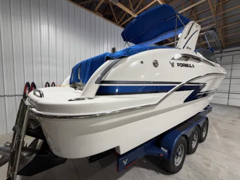 Photos of 2018 Formula 310 Bowrider for sale in Charlevoix, MI at Dry Harbour Marine