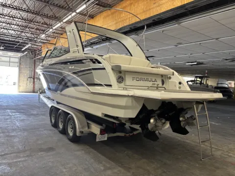 Photos of 2015 Formula 330 Crossover Bowrider for sale in Charlevoix, MI at Dry Harbour Marine