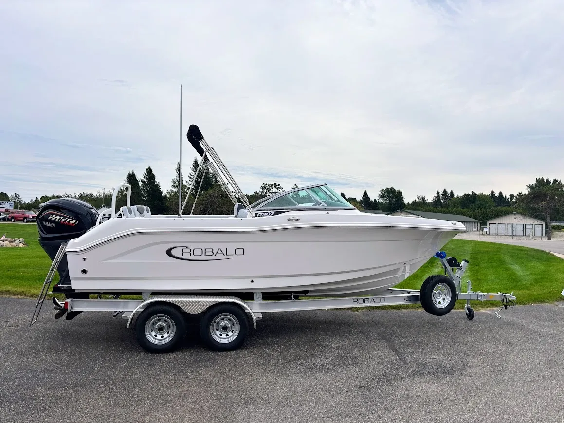 2027 Robalo 207 Dual Console