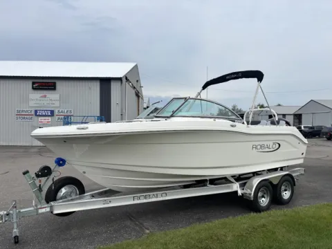 More photos of 2027 Robalo 207 Dual Console at Dry Harbour Marine, MI