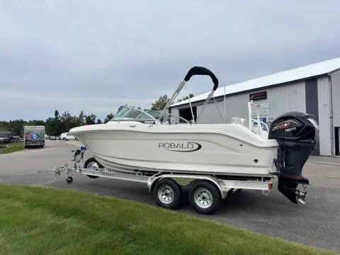 More photos of 2027 Robalo 207 Dual Console at Dry Harbour Marine, MI