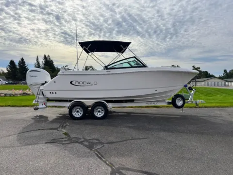 White 2027 Robalo R237 Dual Console for sale in Charlevoix, MI