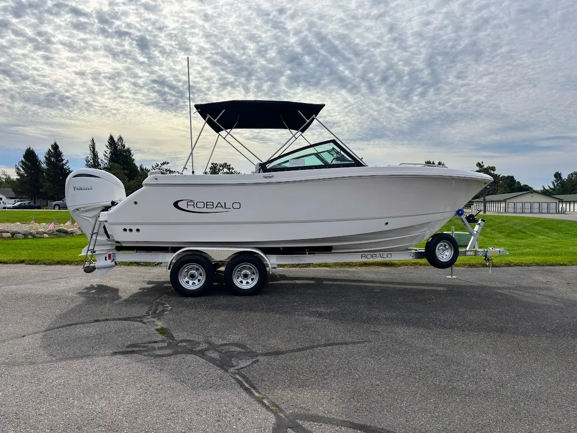 2027 Robalo R237 Dual Console
