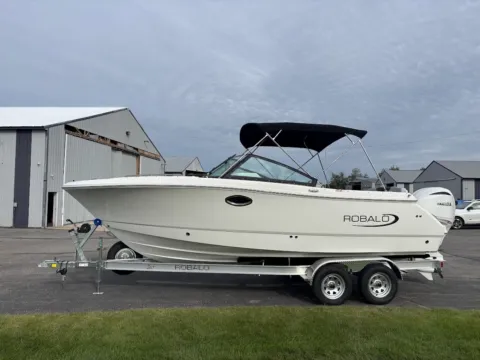 More photos of 2027 Robalo R237 Dual Console at Dry Harbour Marine, MI