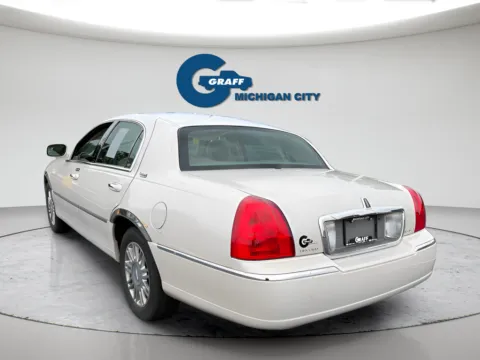Another view of 2007 Lincoln Town Car Signature for sale in Michigan City, IN at Graff Chevrolet GMC of Michigan City