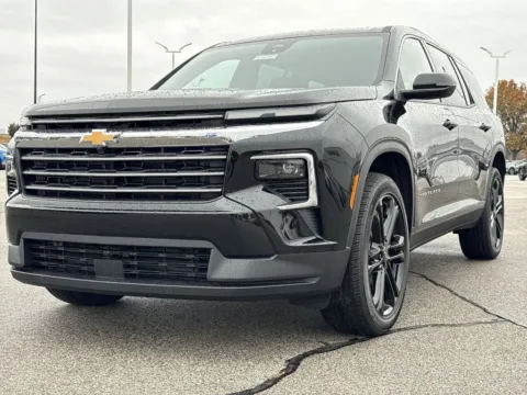 Black 2026 Chevrolet Traverse LT for sale in Burns Harbor, IN