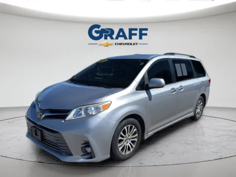 Silver 2018 Toyota Sienna XLE for sale in Burns Harbor, IN