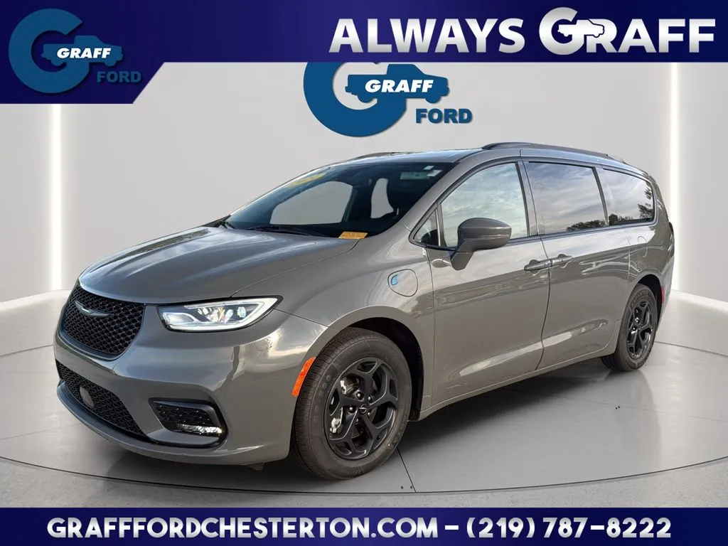 2021 Chrysler Pacifica Hybrid Touring Hybrid's photo