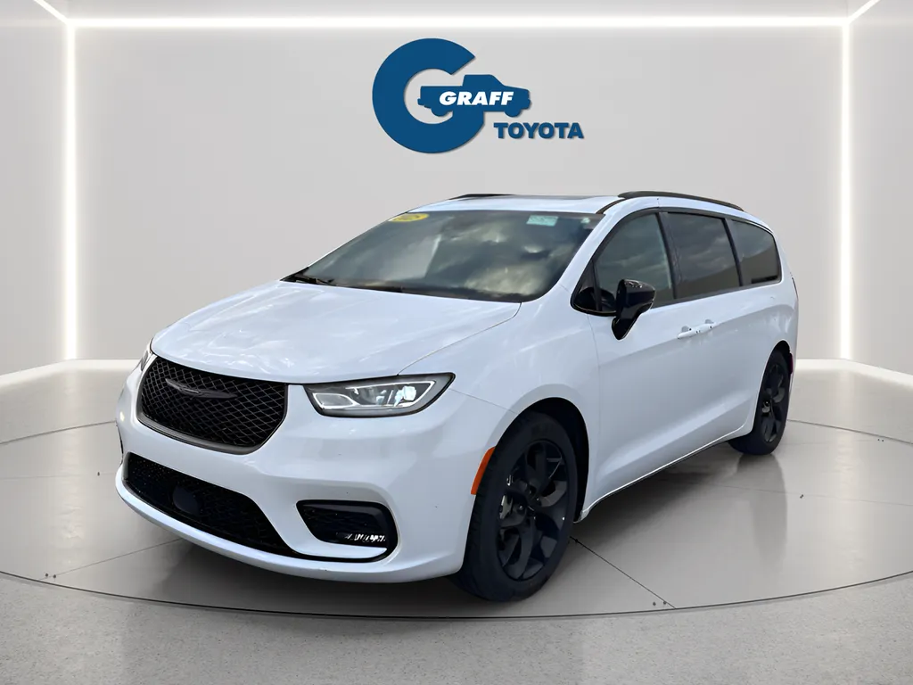 White 2025 Chrysler Pacifica Limited for sale in Burns Harbor, IN