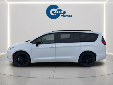 More photos of 2025 Chrysler Pacifica Limited at Graff Toyota, IN