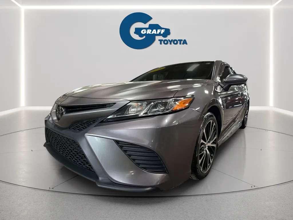 Gray 2018 Toyota Camry SE for sale in Burns Harbor, IN
