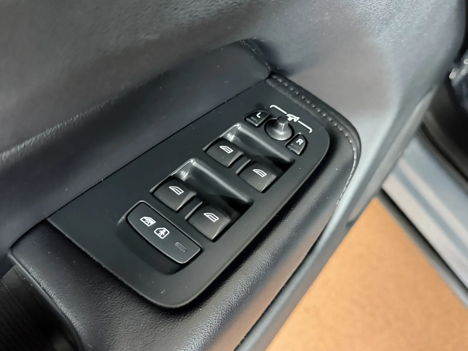 2023 Volvo XC60 Plus - Photo 17
