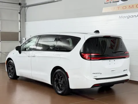 More photos of 2023 Chrysler Pacifica Hybrid Limited at Morgan Automotive, PA