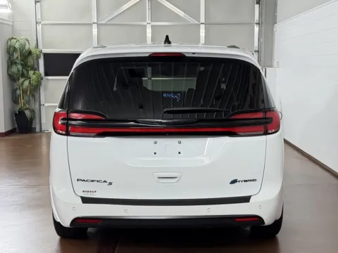 More photos of 2023 Chrysler Pacifica Hybrid Limited at Morgan Automotive, PA