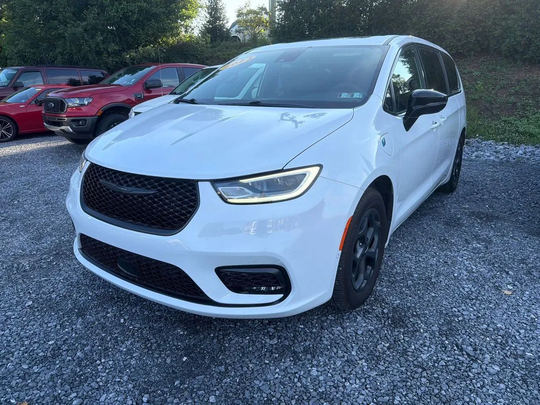 White 2023 Chrysler Pacifica Hybrid Limited for sale in Manheim, PA