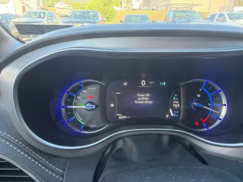 More photos of 2023 Chrysler Pacifica Hybrid Limited at Morgan Automotive, PA