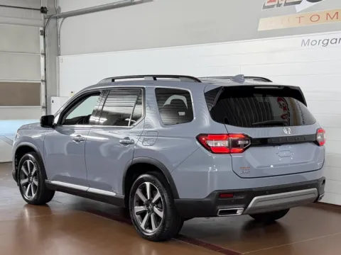 More photos of 2023 Honda Pilot AWD Touring at Morgan Automotive, PA