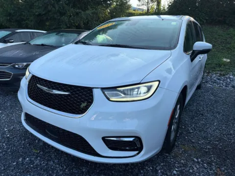 White 2023 Chrysler Pacifica Touring L for sale in Manheim, PA