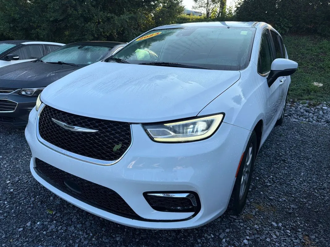 White 2023 Chrysler Pacifica Touring L for sale in Manheim, PA