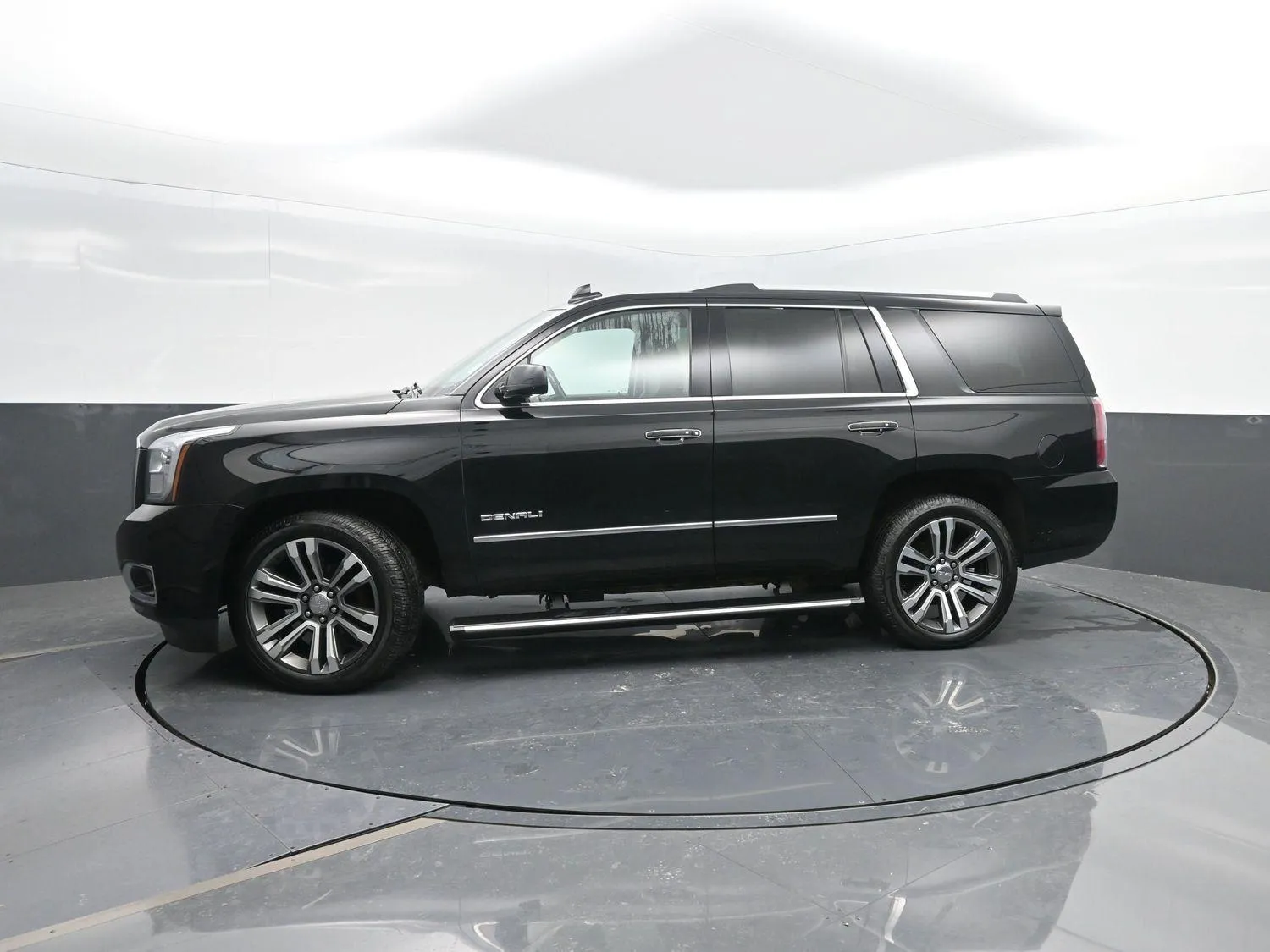 2018 GMC Yukon Denali for sale in Charles City, IA