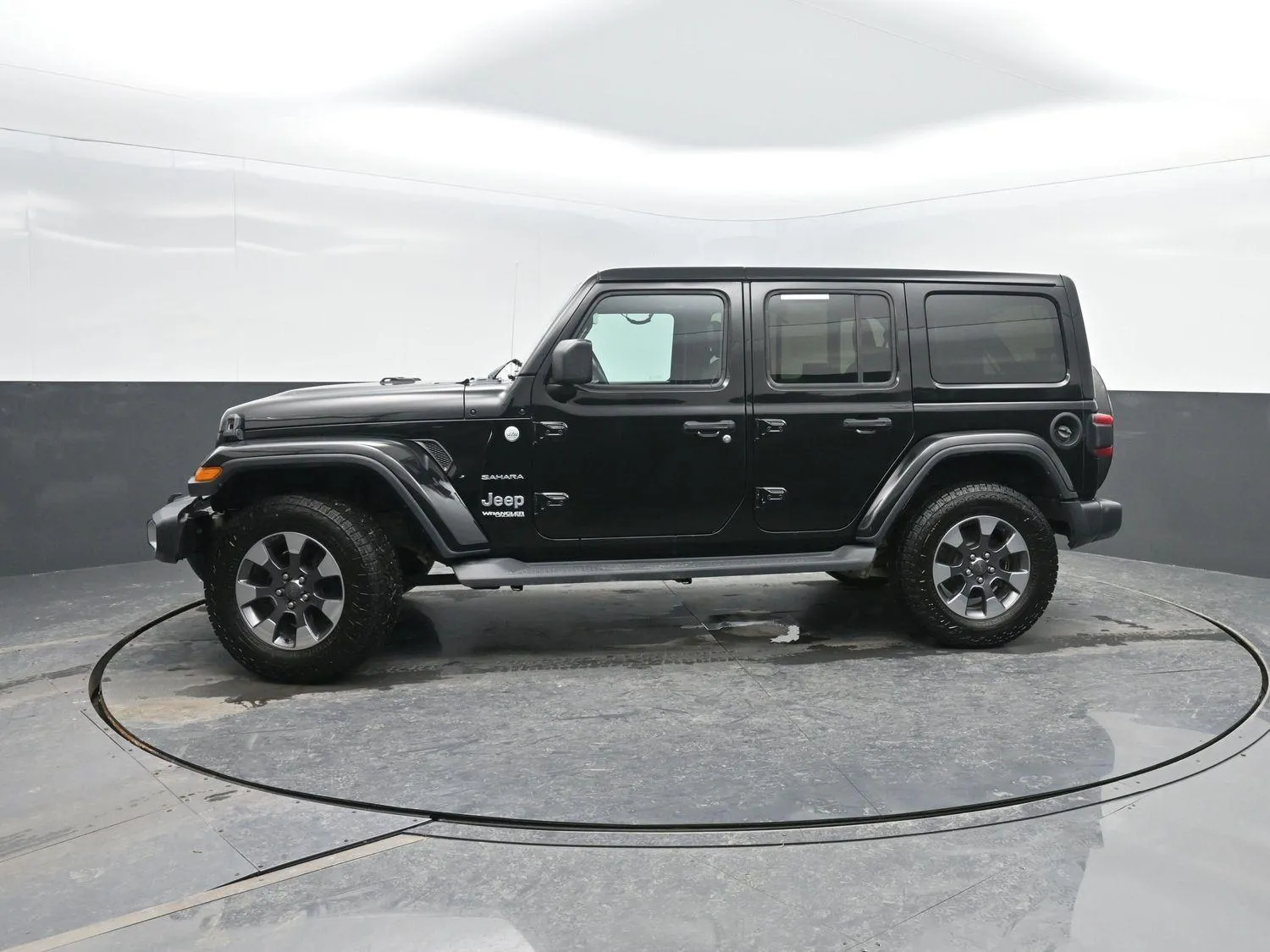 Black 2018 Jeep Wrangler Unlimited Sahara for sale in Charles City, IA