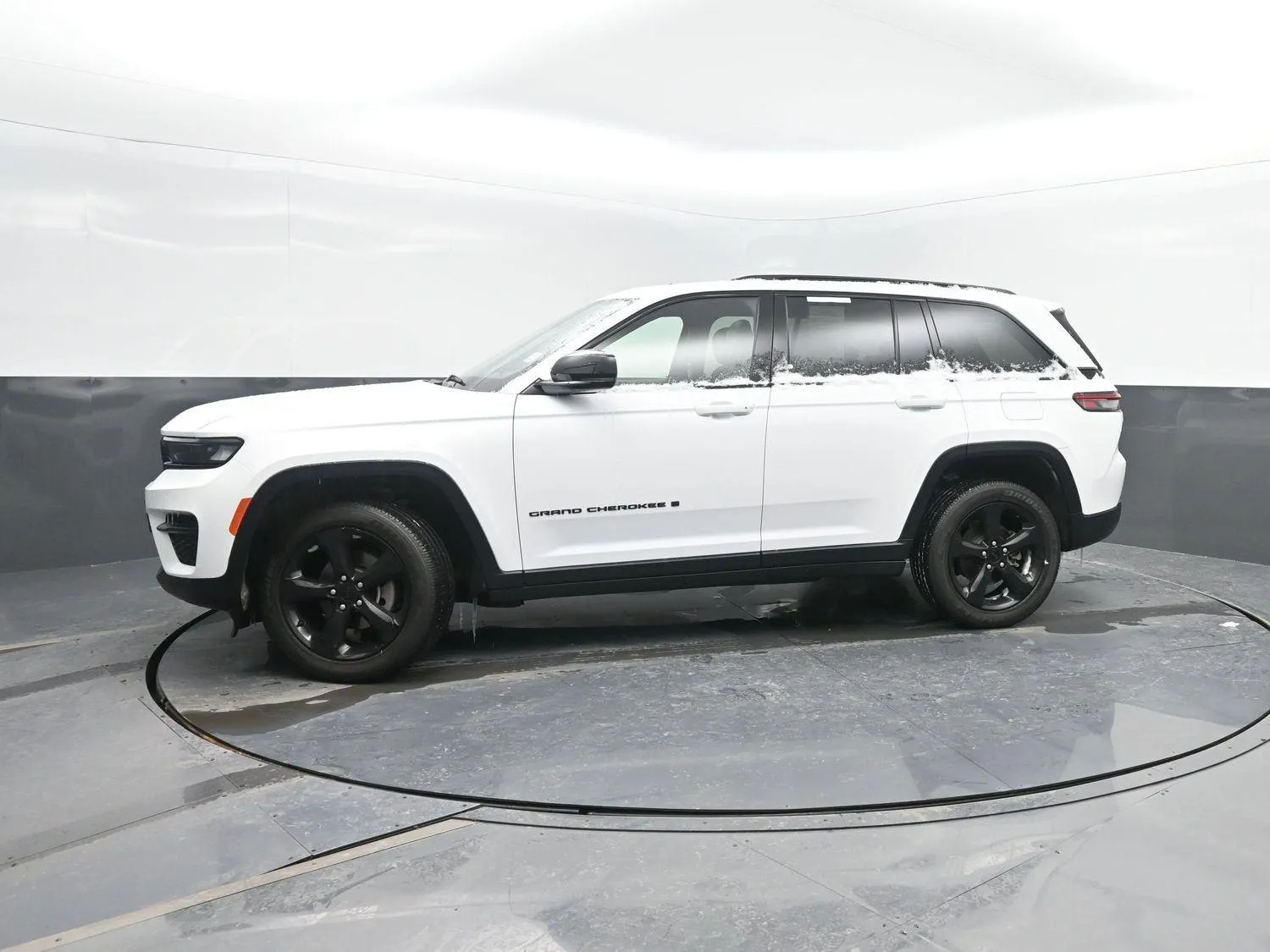 White 2023 Jeep Grand Cherokee Altitude for sale in Charles City, IA