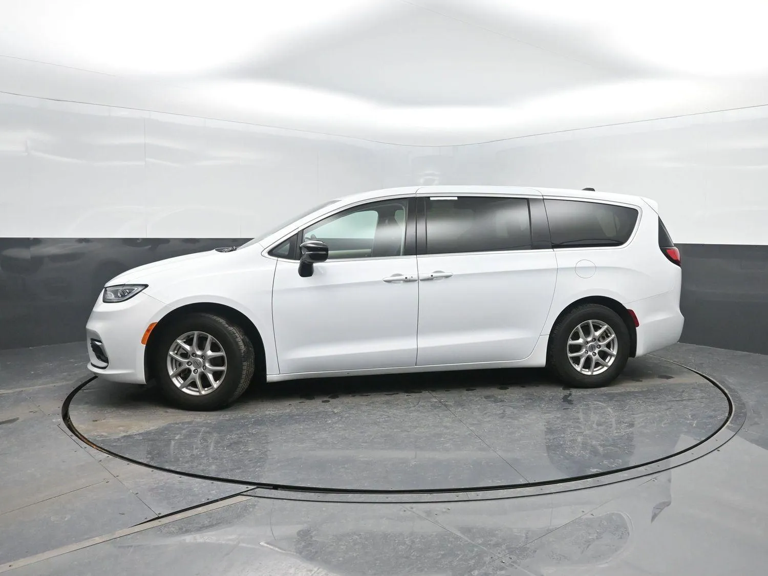 White 2024 Chrysler Pacifica Touring L for sale in Charles City, IA